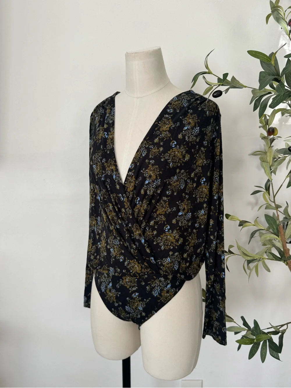 FREE PEOPLE - Printed Turnt Long sleeve Floral Bodysuit in Night Combo Size S